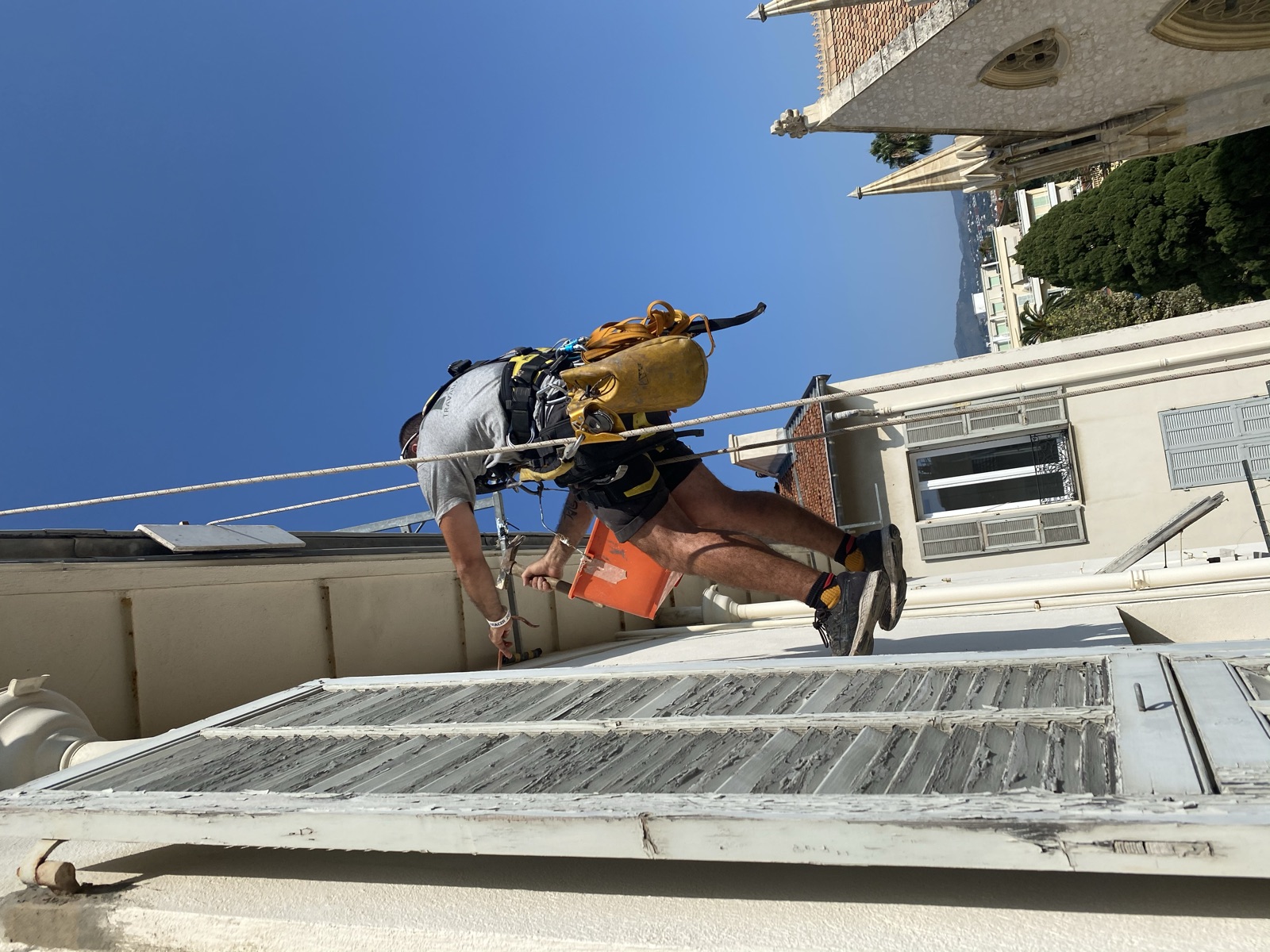 Cordiste en intervention sur façade, reprise des volets