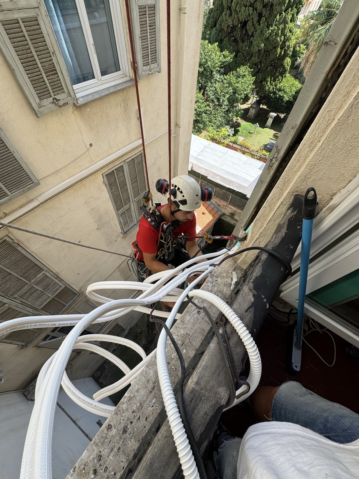 Reprise de gaines techniques en façade par cordiste