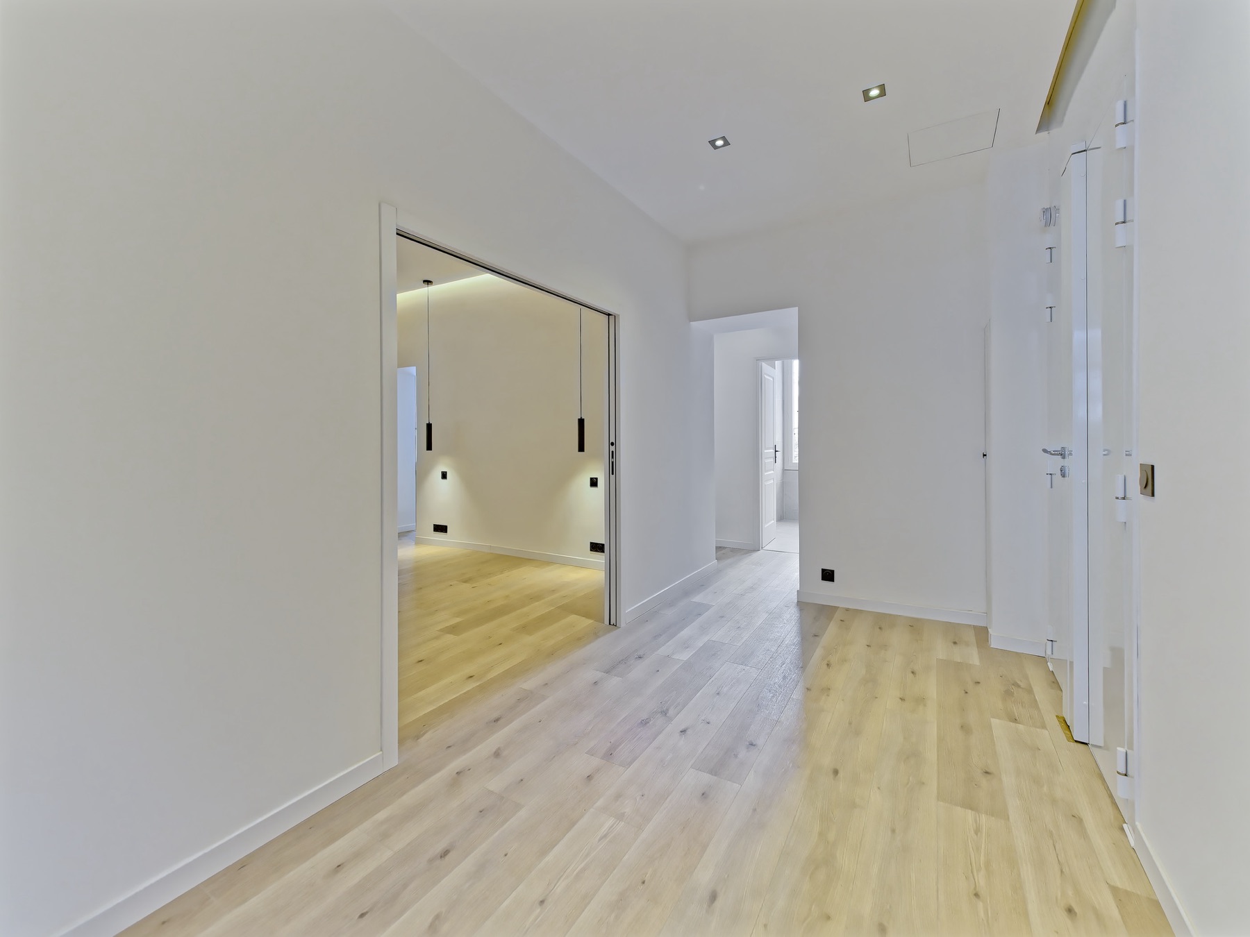 Hall de nuit — accès chambre et salle d'eau