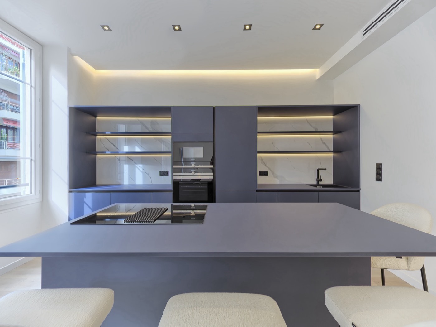 Cuisine — niches rétroéclairées et plan de travail marine