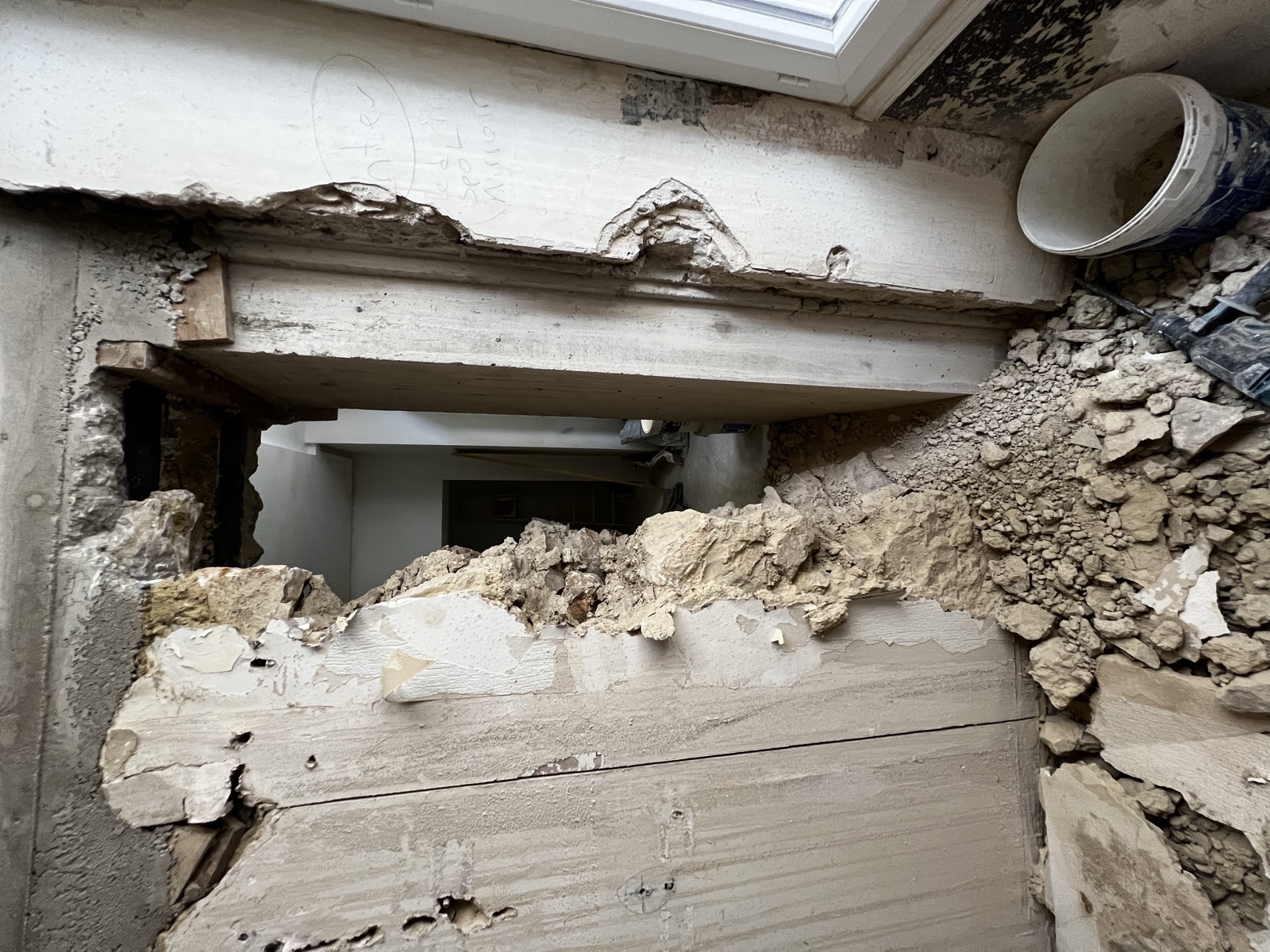 Décoffrage du poteau béton et coffrage de l'IPN