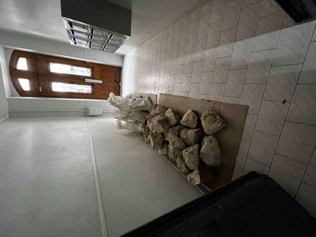 Évacuation des gravats vers le hall d'immeuble