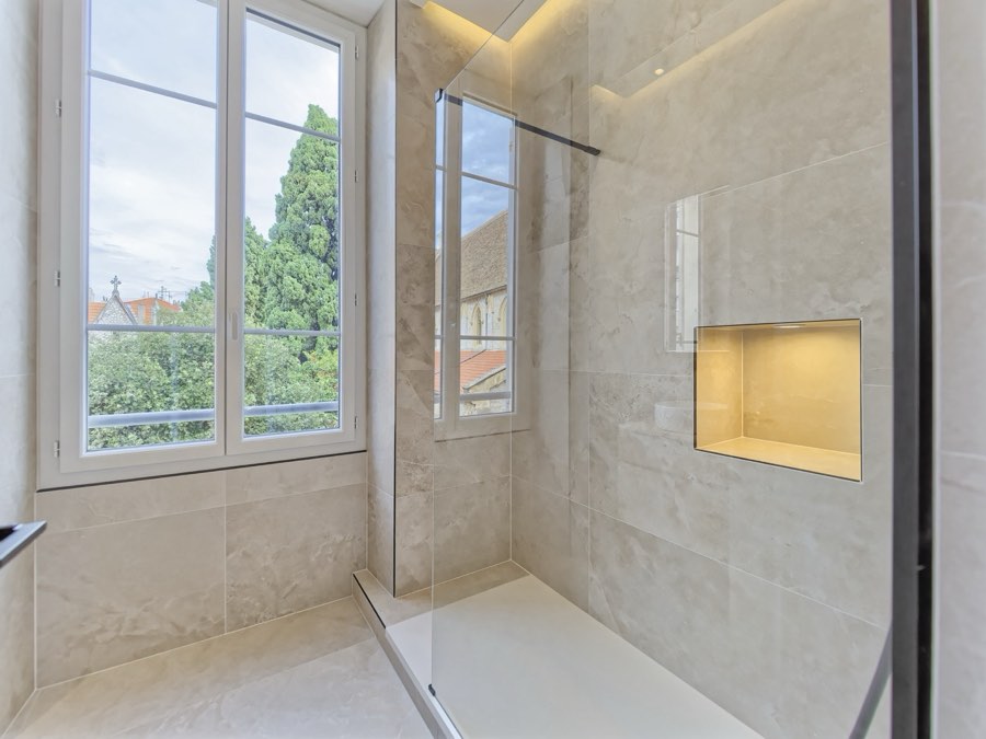 Petite salle de bain rénovée, douche à l'italienne et niche