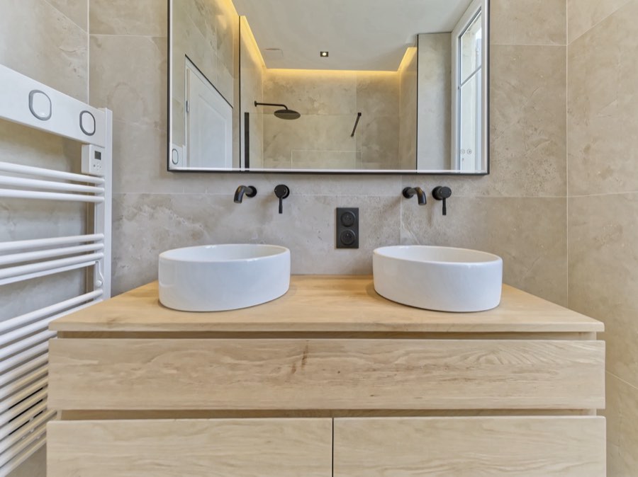 Petite salle de bain rénovée, double vasque et miroir