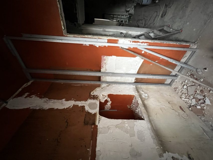 Petite salle de bain en cours de démolition, cloison ouverte