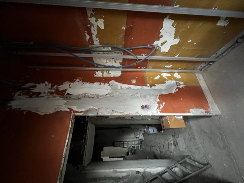 Petite salle de bain en cours de démolition, réseaux apparents
