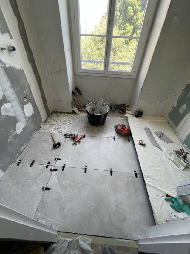 Petite salle de bain, pose du carrelage au sol