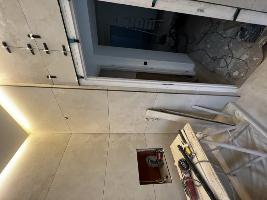Petite salle de bain, douche carrelée avec niche