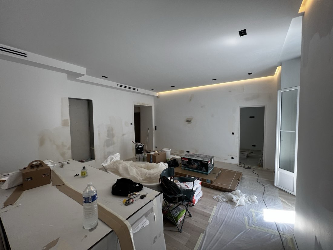 Séjour en cours de finition, parquet et peintures en pose