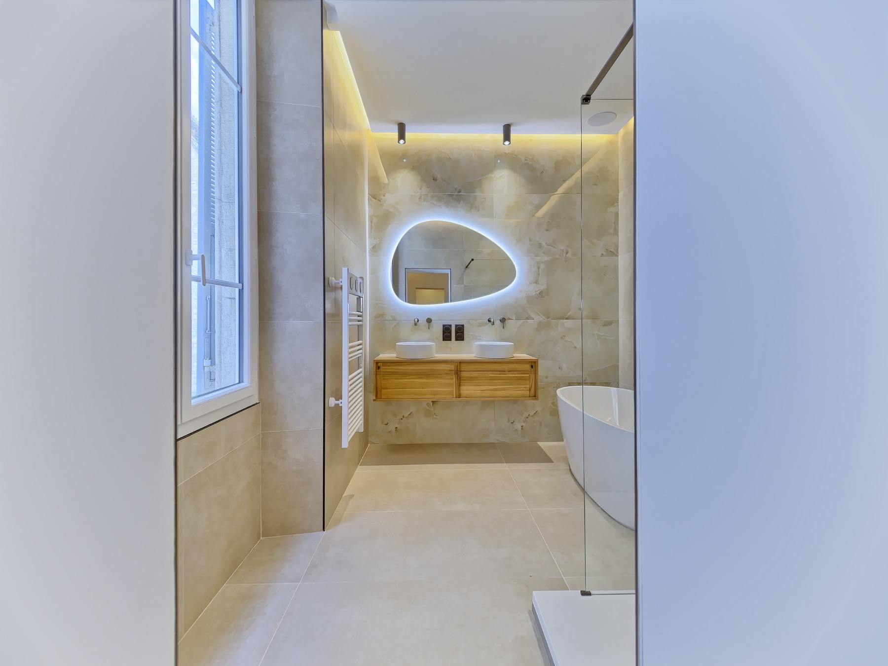Salle de bain — vue d'ensemble depuis l'entrée